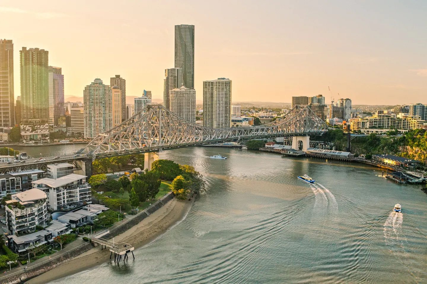 713834-brisbane_brisbane-river_story-bridge_howardsmithwharves_aerial